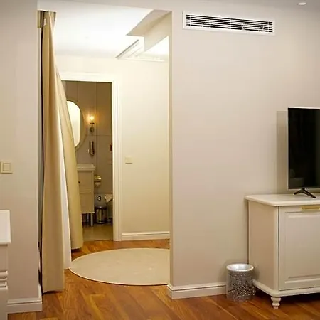 Gaia Hotel *