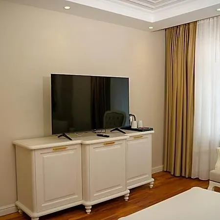 Gaia Hotel *
